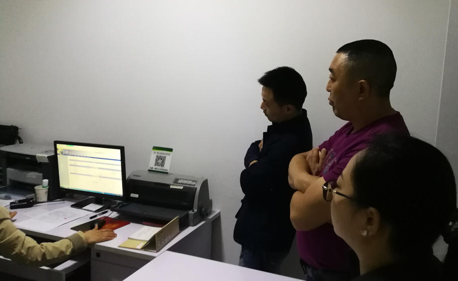 達州殯儀館一行人觀察了工作人員操作殯儀館系統(tǒng)的使用過程5