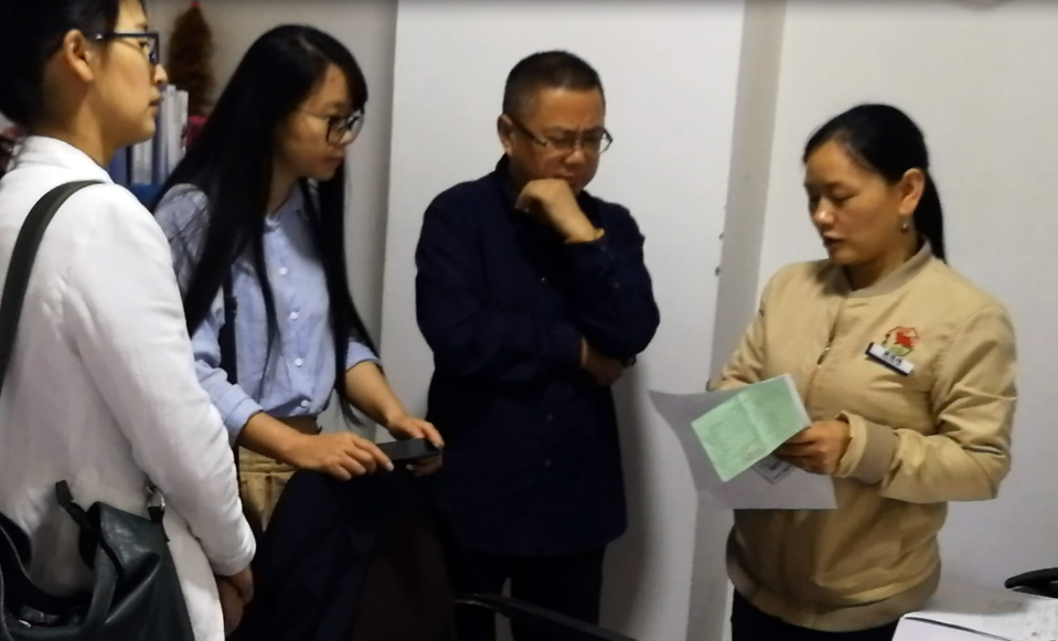 達州殯儀館一行人觀察了工作人員操作殯儀館系統(tǒng)的使用過程