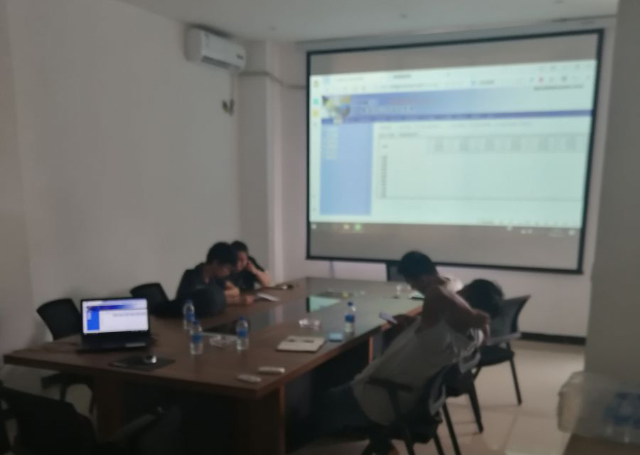 公墓園區(qū)的工作人員，正在手機上使用公墓管理軟件