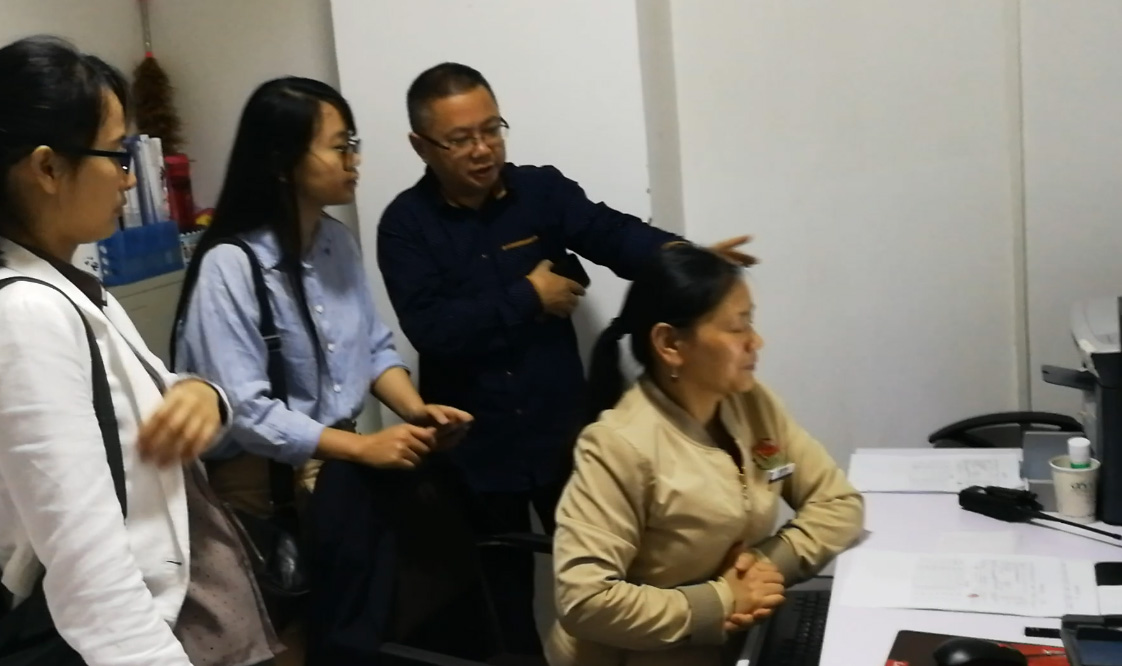 達州殯儀館一行人觀察了工作人員操作殯儀館系統(tǒng)的使用過程3